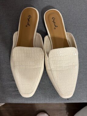 Qupid Cream Croc-Embossed Pointed Slip-On Mules